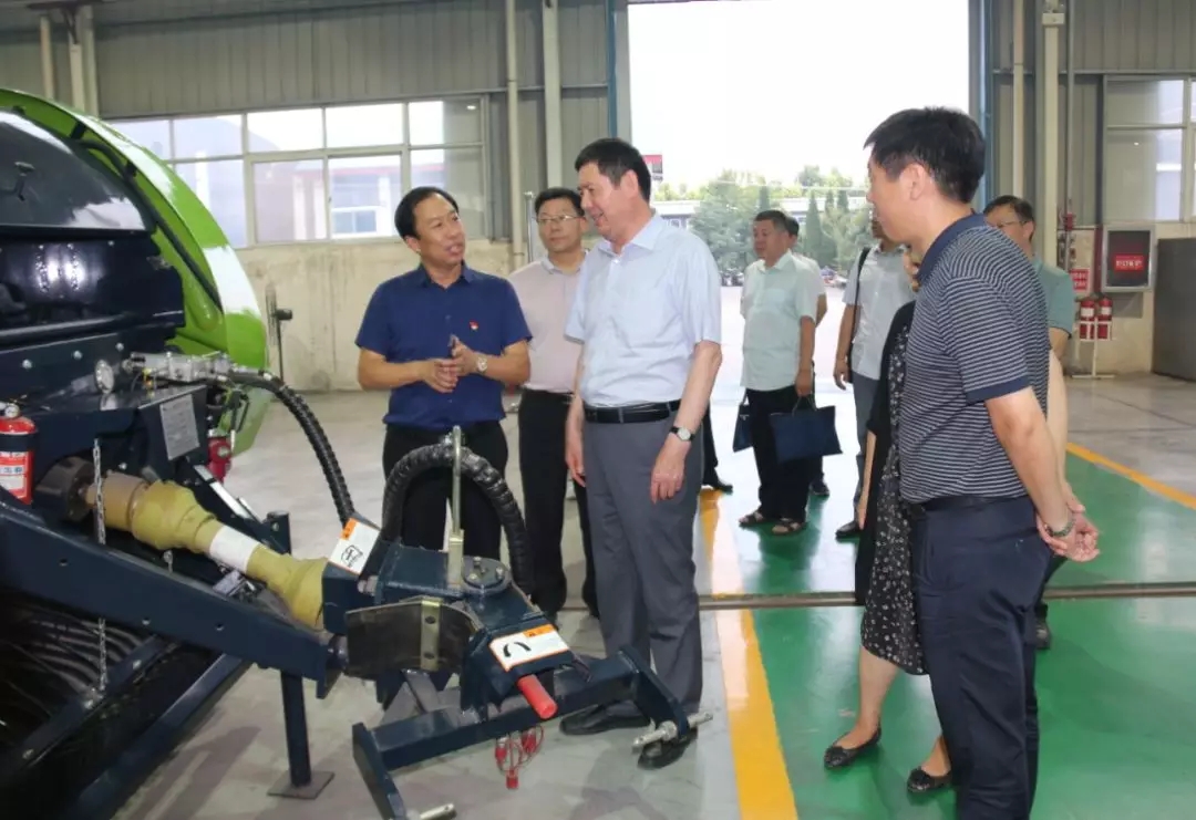 新鄉(xiāng)市工信委黨組書記、主任杜家武一行到花溪公司調(diào)研